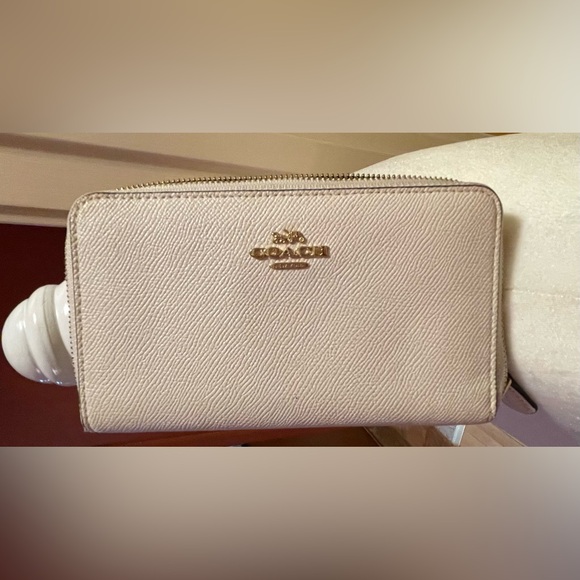 Coach white zip wallet with gold trim - Picture 7 of 8